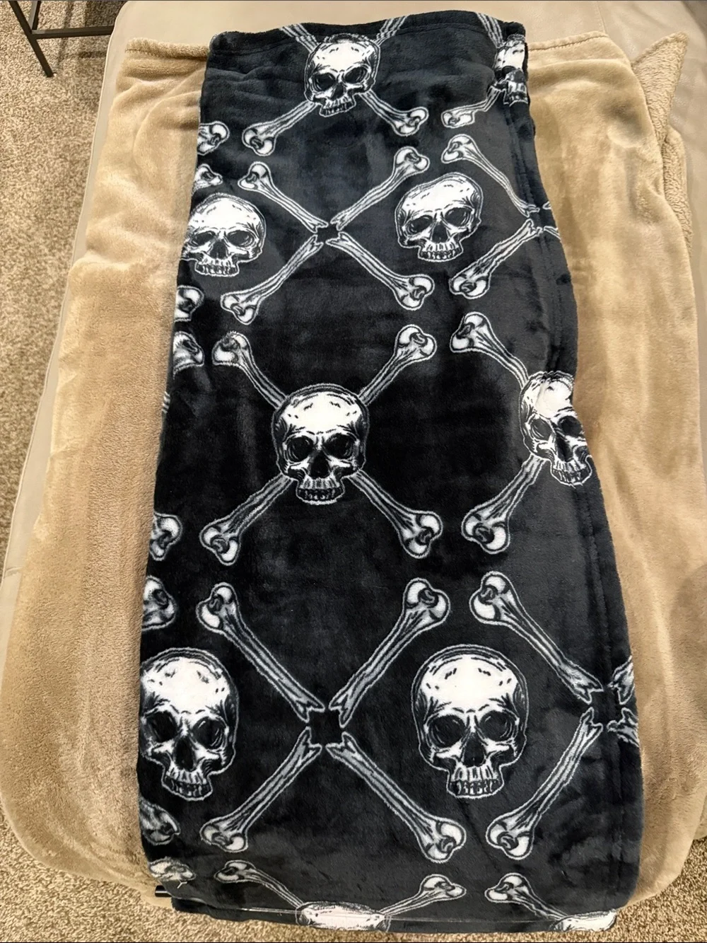 NWT Black Skull Print Oversized Plush Throw. 60 IN X 70 IN. 100% Poly